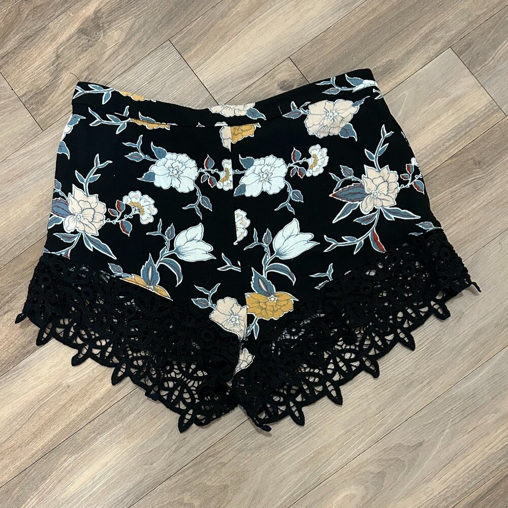KENDALL & KYLIE black floral shorts (S)